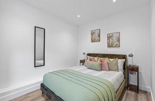 Swindon Apartment | Old Styne Cottage - 2 min to Station - Free Parking - Courtyard