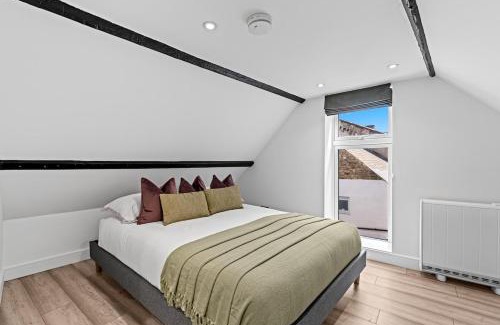 Swindon Apartment | Old Styne Cottage - 2 min to Station - Free Parking - Courtyard