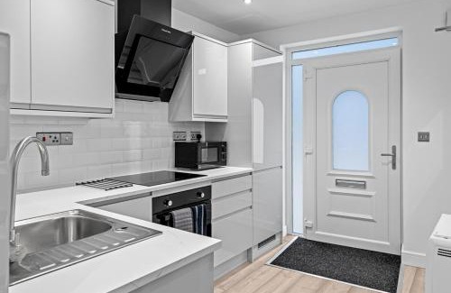 Swindon Apartment | Old Styne Cottage - 2 min to Station - Free Parking - Courtyard