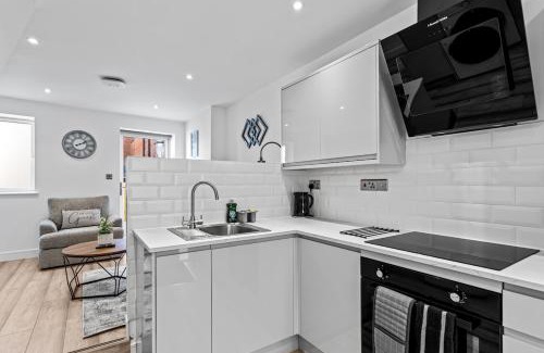 Swindon Apartment | Old Styne Cottage - 2 min to Station - Free Parking - Courtyard