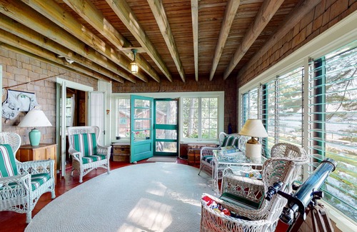 Wolfeboro House | Old Time Family Lodge on Winnipesaukee With Gorgeous Sand Beach