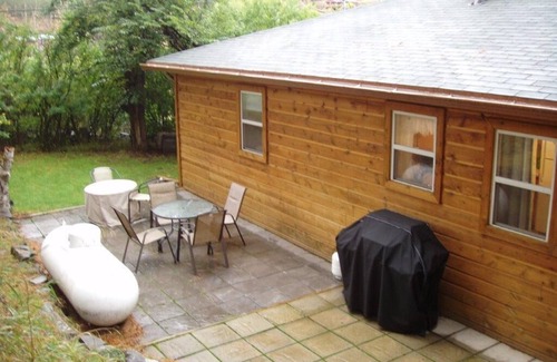 Hill City Cottage | Old Town Cottage: Nestled on a forested hillside on the edge of Hill City