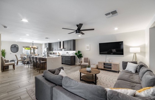 South Scottsdale House | Old Town Heated Pool Retreat Fire Pit Cabana Games