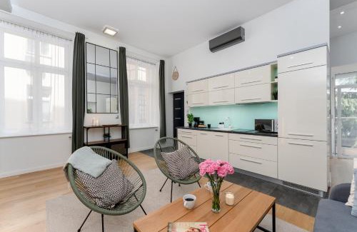 Wesoła Zachod Apartment | Old Town Luxe Retreat - King Bed - Steps to Main Square