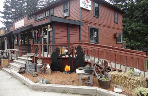Boston Bar Hotel | Old Towne Inne Chuckwagon Bar & Grill