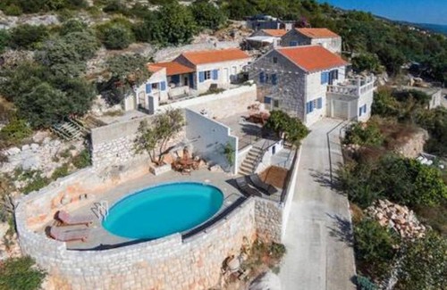 Zavala Villa | Old Tree Villa