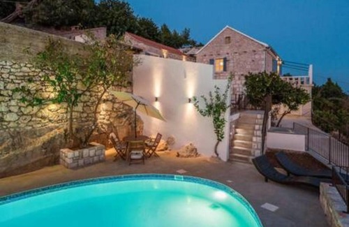 Zavala Villa | Old Tree Villa