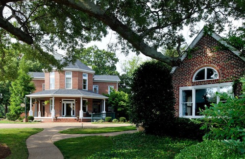 Northwest Villa | Old-World Retreat at 1860s Manor: Luxury Amenities - Tennis Court & Nature Trail