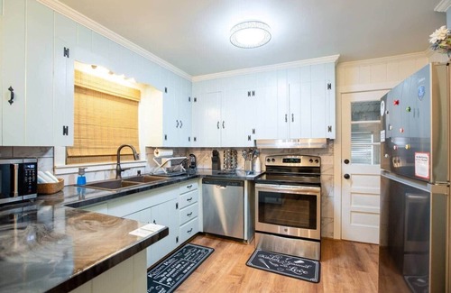Winston - Salem House | Olde Towne Retreat- Pet-friendly 2BR WS retreat w/game room, gym & full-kitchen
