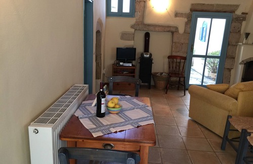 Gavalochori Cottage | Olive Pickers Sleeps 5 (2 Bedrooms)