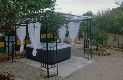 Solta Apartment | Olive - Pool, Jacuzzi - Tvrdic Honey Farm