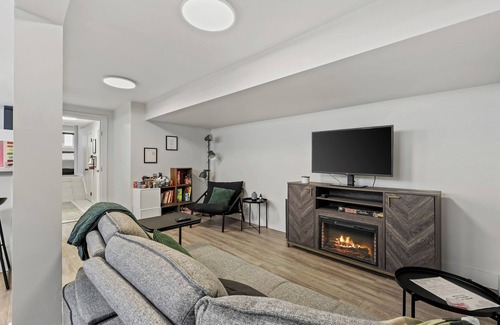 Rosscarrock Apartment | Olympian-Hosted Suite: Mountain & City Escape