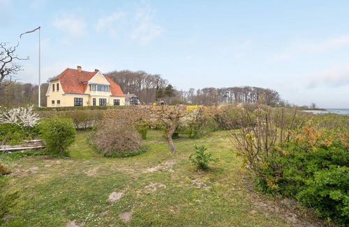 Nyborg House | On a beautiful waterfront property awaits you this charming cottage, which offers extra space for a