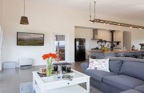 Durran Durra House | On a Hill – modern country home near Braidwood