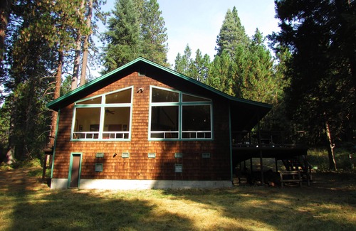 McCloud House | On a Meadow by a Creek in the Shadow of Mt Shasta - Sleeps 8+