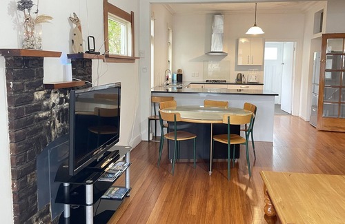 Johnsonville House | on bus route, handy location