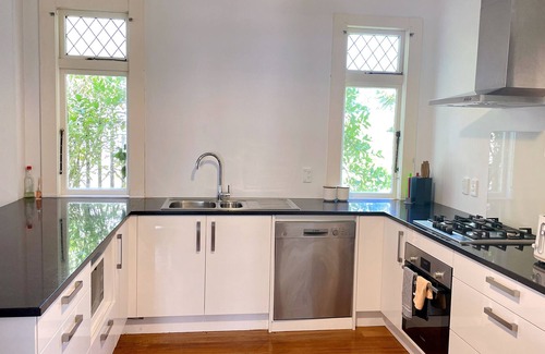 Johnsonville House | on bus route, handy location