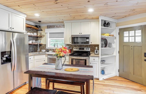 Hendersonville Cottage | On Farm: Charming Hendersonville Retreat!