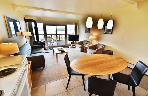 Dillon Condo | On Lake! End Unit, Hot Tub, Elevator! Walk to Concerts, Marina, Dining