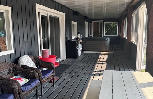 Dorset Cottage | On Lake of Bays! Walking distance to the Dorset look out tower and town.