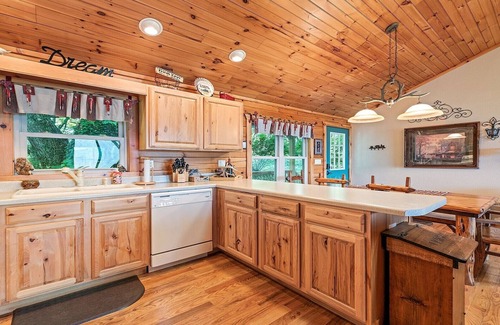 Hemphill Heights Cabin | On Mountain Time - Secluded 2 BR, 2BA Log Cabin, Hot Tub, Firepit