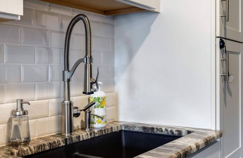 Downtown Nashville Condo | On Music Row this condo is walkable to Demonbruen, The Gulch, Midtown, Lower Broadway, and Vandy.