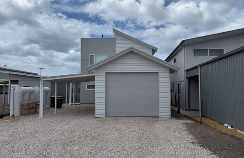 Yorke Peninsula House | On Point- 5 bedroom modern beachfront holiday home - Off peak special!