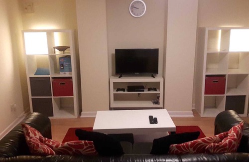 Chapeltown Apartment | On regular bus routes to Leeds City Centre and Headingley.