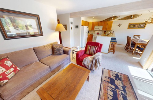 Mountain House Condo | On River Trail, Deck. Walk/Shuttle to Shops, Dining, Events. 2 Hot Tubs