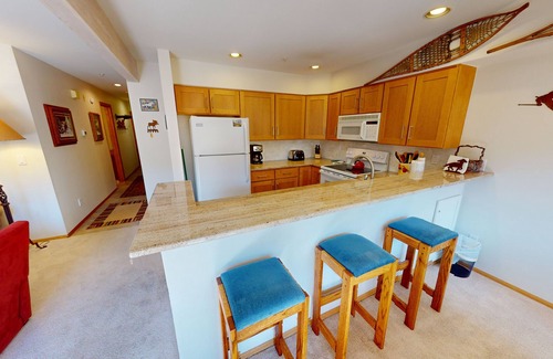 Mountain House Condo | On River Trail, Deck. Walk/Shuttle to Shops, Dining, Events. 2 Hot Tubs