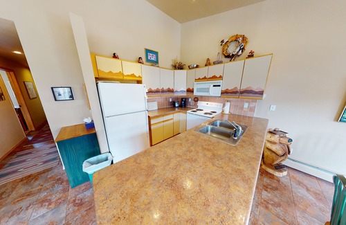 Mountain House Condo | On River Trail! End Unit Near Hot Tubs. Deck. Walk/Shuttle to Dining, Events