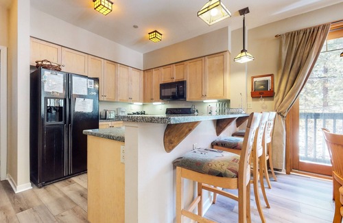 Mammoth Lakes Condo | On Sierra Star Golf Course! Bright Unit, Gas Grill & Laundry. Pool On-site