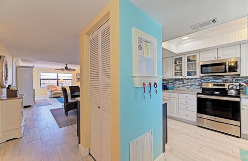 Siesta Key Condo | On Siesta Key/Crescent Beach,View, pool, 2 Bed 2 Ba, plus pull out Queen,