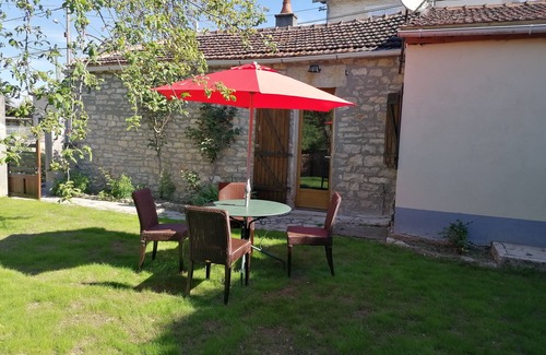 Voutenay-sur-Cure House | On the banks of the Cure, small house in the countryside