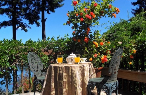 West Hills House | On The Beach! Elegant Waterfront Manor 'The Pearl on Oyster Bay
