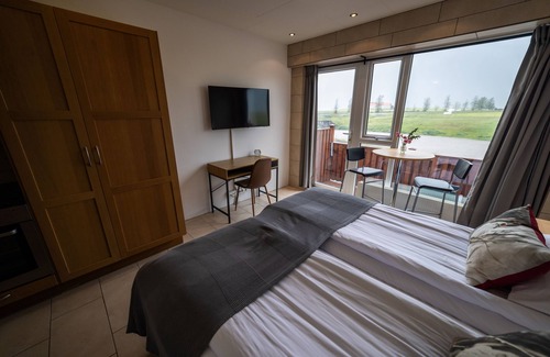 Hvalfjarðarsveit Hotel | On the countryside with a wonderful view all four seasons.