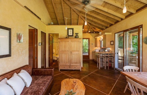 Hamakuapoko Cottage | On the Edge of a Gulch, Privacy, Charm, Unique Style Cottage - Permitted