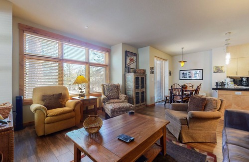 Mammoth Lakes Condo | On the Golf Course! Bright, Updated. Gas Grill, Wash/Dryer, Relaxing Location