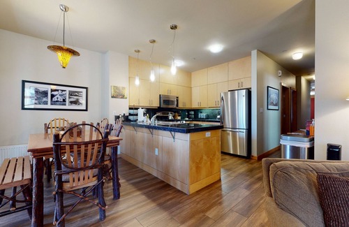 Mammoth Lakes Condo | On the Golf Course! Bright, Updated. Gas Grill, Wash/Dryer, Relaxing Location