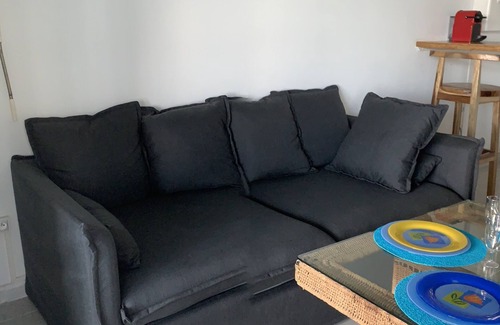 Case-Pilote Apartment | On the ground floor of a house a T2 for 2 people with sea view 2mn from the beach