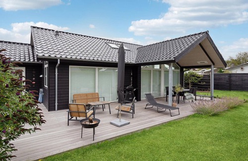 Karrebksminde House | On the island of Enø, this comfortable and light-filled vacation home welcomes you near the beach.
