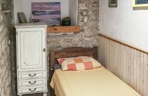 Krapanj Apartment | On the island of Krapanj, this authentic and cozy vacation apartment welcomes you right on the water