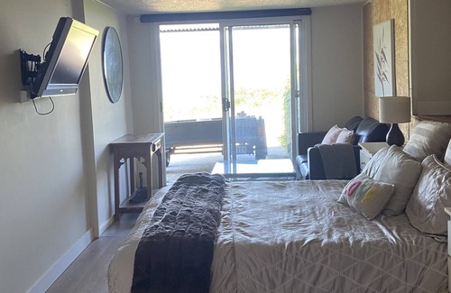 Lake Eildon House | On the Lake Goughs Bay Relax in the spa and watch fun on the lake.