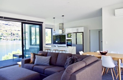 Frankton House | On the Lake , Remarkable Views