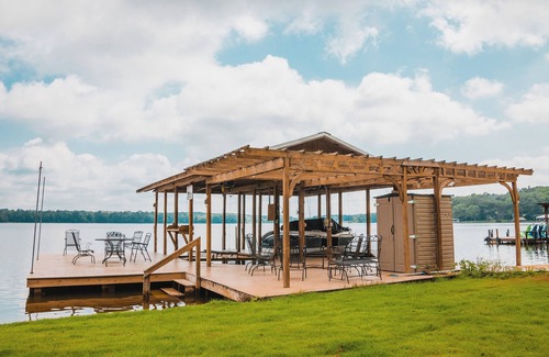 Deatsville House | On the lake, sleeps 8 with dock and boat lift