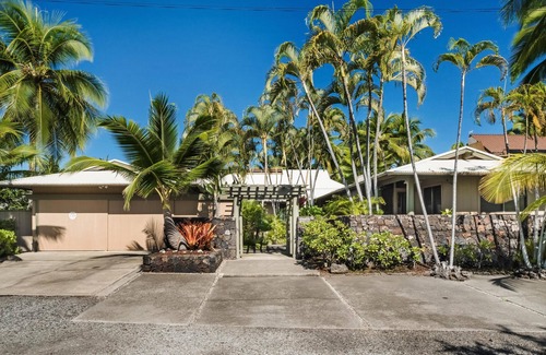 Honaunau-Napoopoo House | On the Ocean at Kealakekua Bay. Where the Dolphins Play.