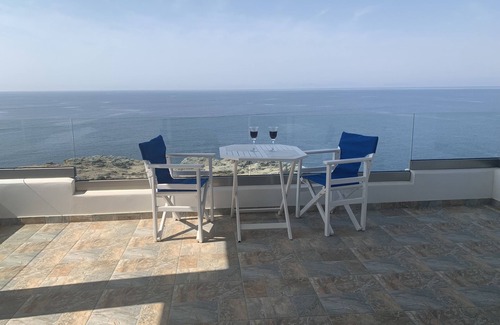 Karystos Apartment | "On the Rocks" - Cycladic beachfront apartment with spectacular views