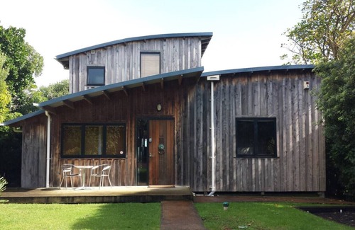 Raglan House | ON THE ROCKS, Whale Bay