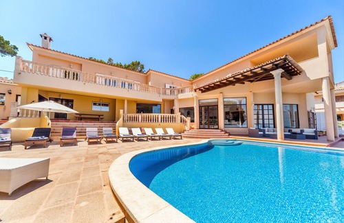 Badia de Palma House | On the sea front with a pool and jacuzzi — Casa Juan Carlos
