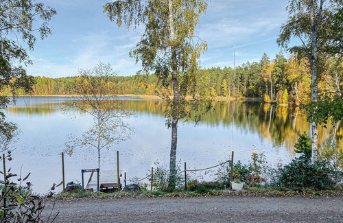 Kolmarden House | On the shore of Lake Torsjön, this compact cottage with private sauna welcomes you.
